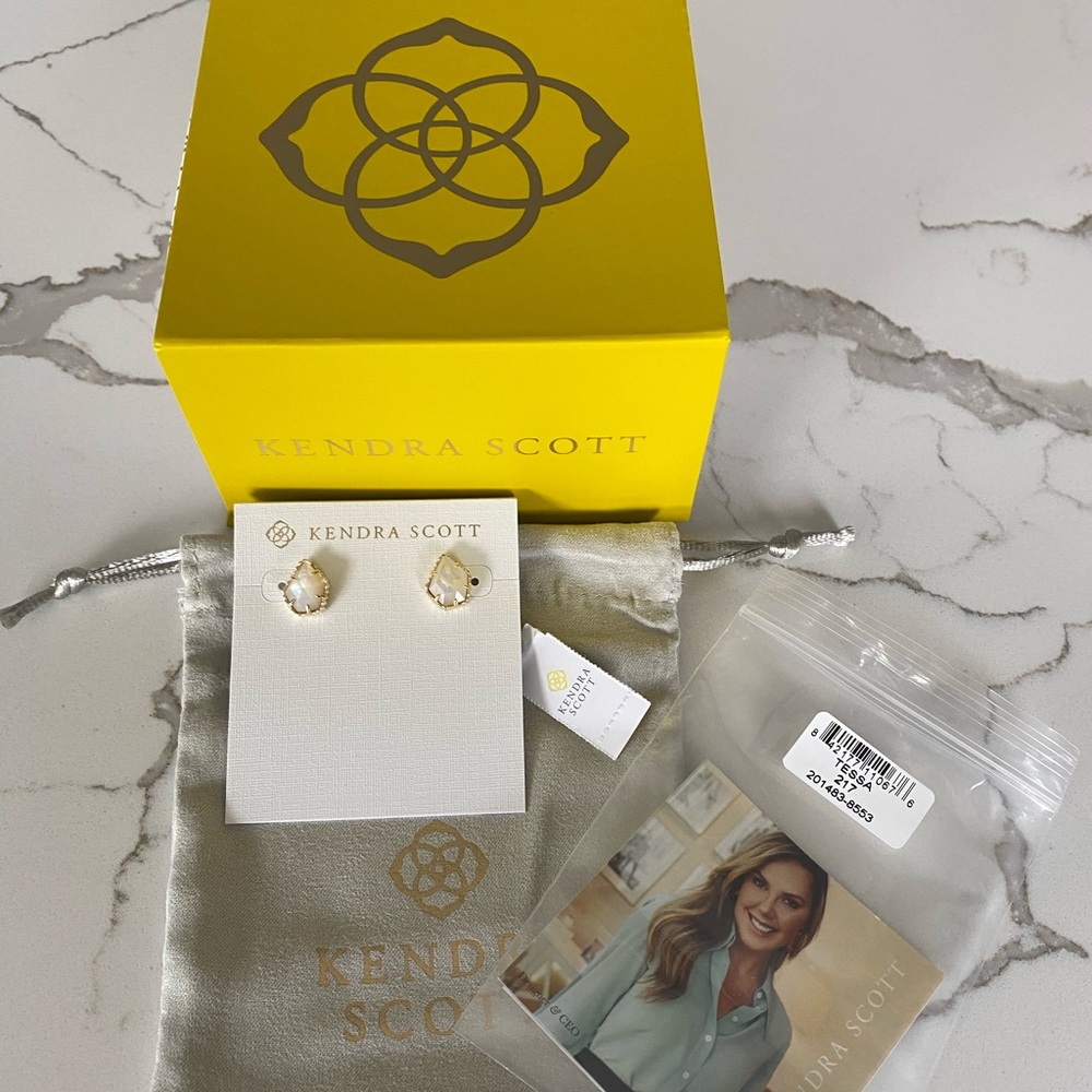 NWT Tessa Gold Stud Earrings